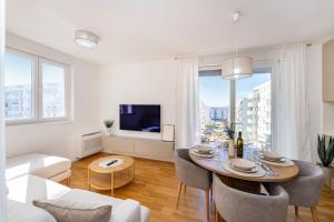 Μια τηλεόραση ή/και κέντρο ψυχαγωγίας στο Luxury apartment Niko - garage space and panoramic view