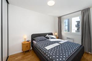 Ένα ή περισσότερα κρεβάτια σε δωμάτιο στο Luxury apartment Niko - garage space and panoramic view