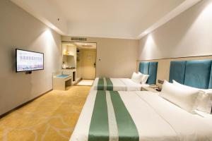 Una cama o camas en una habitación de Foshan Jiagao Business Hotel