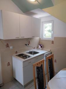 Kuchyňa alebo kuchynka v ubytovaní Apartments Josip