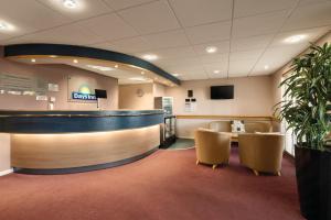 um lobby com um bar e cadeiras em um hospital em Days Inn Hotel Bradford - Leeds em Brighouse