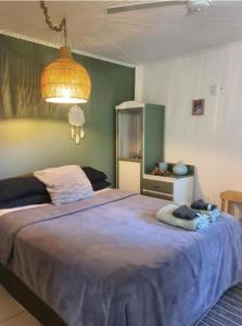 una camera da letto con un grande letto con una coperta blu di Hidden Garden a Cannonvale