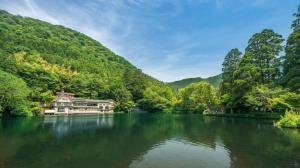 una casa in mezzo a un fiume di Yufuin Onsen Yufuin Nanairo no Kaze a Yufu