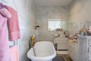 Et badeværelse på Liliekaena + 23 billeder