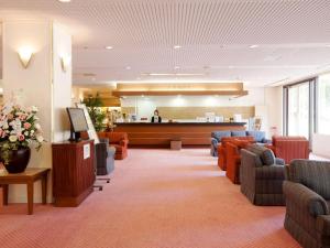 富山Tateyama Kokusai Hotel的带沙发的大堂和带等候室的等候室 更多37张照片