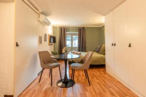 a small room with a table and chairs and a bed at Beer and Dream in Cuneo