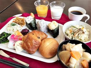 a tray of food on a table with a plate of food at AI HOTEL OYAMA in Oyama