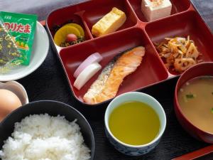 ein Tablett mit Reis und anderen Lebensmitteln in der Unterkunft Business Hotel Shinkawa Ube in Ube + 50 Fotos