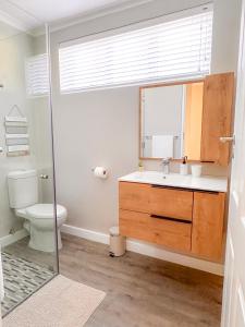 Et badeværelse på Ocean Pearl Hermanus - 5 Bedrooms + 29 billeder