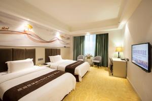 Una cama o camas en una habitación de Foshan Jiagao Business Hotel