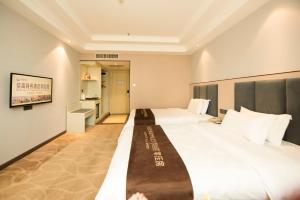 Una cama o camas en una habitación de Foshan Jiagao Business Hotel