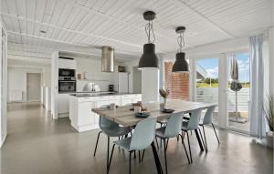 Nhà bếp/bếp nhỏ tại Lovely Home In Ringkøbing With Sauna