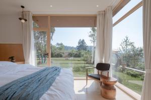 Tempat tidur dalam kamar di Vretreats Suyunjian Boutique Hotel