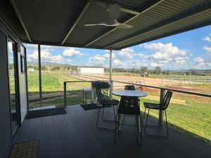 Valleyview Tiny House - Tamworth的阳台或露台