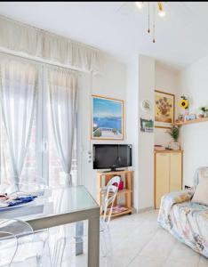 TV/trung tâm giải trí tại Casa Girasole Sanremo centro