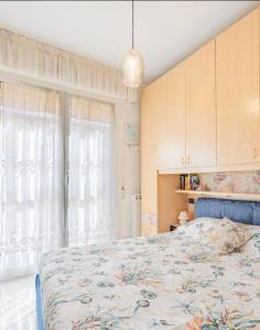 Giường trong phòng chung tại Casa Girasole Sanremo centro