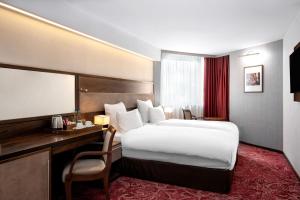 Letto o letti in una camera di Movenpick hotel Sarajevo