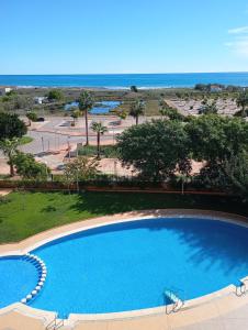 Una gran piscina con el océano al fondo en Frontal al Mar - Torre la Sal, en Oropesa del Mar