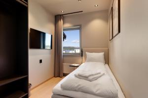 Postel nebo postele na pokoji v ubytování Bjugn Hotell