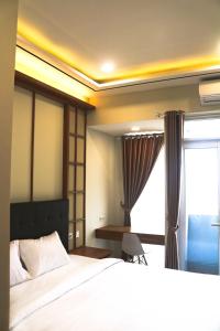 a bedroom with a large bed and a window at Smart Vasanta in Jarakasta