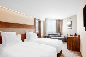 Letto o letti in una camera di Movenpick hotel Sarajevo