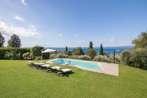 Πισίνα στο ή κοντά στο Villa Golden Suite - Bardolino Verona