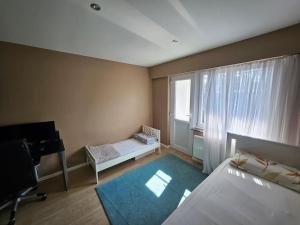 Habitación con dormitorio con cama y ventana en Urban Comfort Mechelen, en Malinas