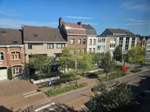 Una vista aérea de una ciudad con edificios y árboles. en Urban Comfort Mechelen, en Malinas