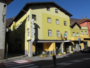 ein gelbes Gebäude an der Straßenseite in der Unterkunft Hotel Emiliana in Villadossola
