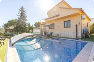 The swimming pool at or close to Raco de Lis