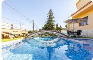 The swimming pool at or close to Raco de Lis