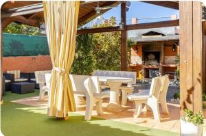 A restaurant or other place to eat at Raco de Lis