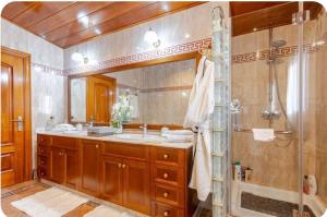 A bathroom at Raco de Lis
