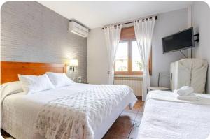 A bed or beds in a room at Raco de Lis