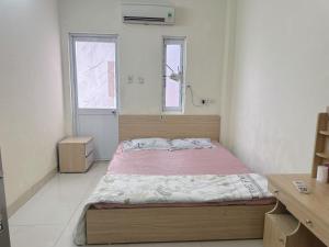 una camera da letto con un letto grande in una stanza di Hoà Bình 505TK21 a Hanoi Altre 13 foto