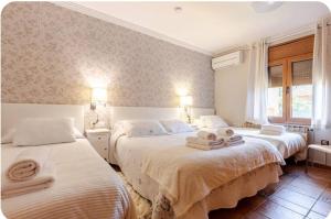A bed or beds in a room at Raco de Lis