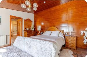 A bed or beds in a room at Raco de Lis