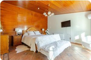 A bed or beds in a room at Raco de Lis