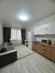 Η κουζίνα ή μικρή κουζίνα στο Апартаменты напротив Алматы Арены 69-32 +3 φωτογραφίες