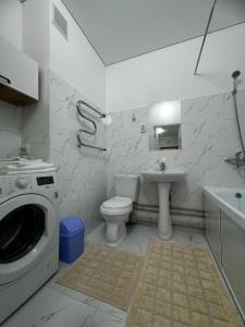 Ένα μπάνιο στο Апартаменты напротив Алматы Арены 69-32