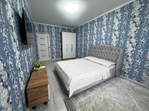 Ένα ή περισσότερα κρεβάτια σε δωμάτιο στο Апартаменты напротив Алматы Арены 69-32