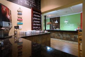 un bar dans un restaurant avec un grand miroir dans l'établissement Gariep, A Forever Resort, à Gariepdam
