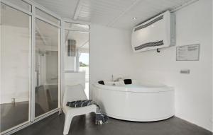 Phòng tắm tại Lovely Home In Ringkøbing With Sauna