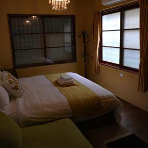 Postel nebo postele na pokoji v ubytování 包棟-事務所洋樓 The Remote Living-台南獨棟古典洋樓8-10人 停四台車