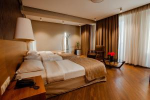 Rúm í herbergi á Golden Palace Hotel