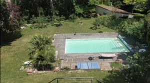 an overhead view of a swimming pool in a yard at Au Bonheur des Voyageurs, 30' de Paris in Villennes-sur-Seine