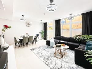 Χώρος καθιστικού στο Luxurious 3BDR Serenity Awaits in Damac Hills 2