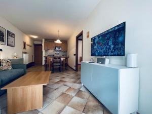 Μια τηλεόραση ή/και κέντρο ψυχαγωγίας στο 065 Trilocale Baldino