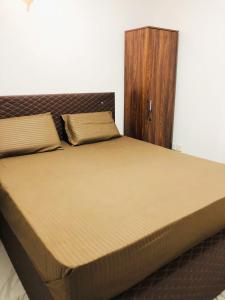 Postel nebo postele na pokoji v ubytování Kandy Railway Inn