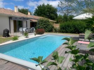 a swimming pool in the backyard of a house at Villa Le Faré 10 min des plages - Climatisée - 8 Pers - Piscine Chauffée du 1er Juin au 15 sept - in Azur